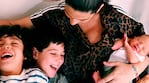 Juana Repetto con sus tres hijos (Foto de Instagram @juanarepettook )