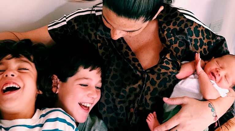 Juana Repetto con sus tres hijos (Foto de Instagram @juanarepettook )
