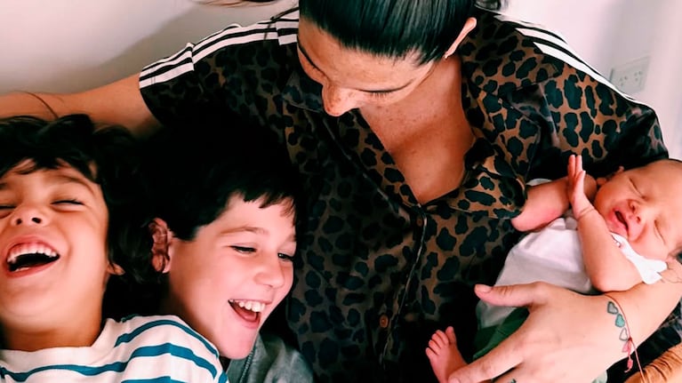 Juana Repetto con sus tres hijos (Foto de Instagram @juanarepettook )