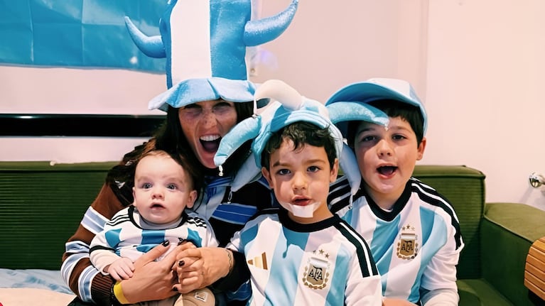 Juana Repetto junto a sus hijos alentando a la selección Argentina
Crédito: Instagram