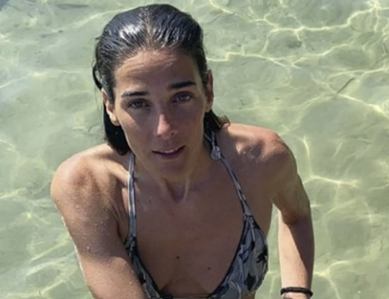 Juana Viale cautivó con sus looks en las Islas Baleares: enteriza con cavados y pareos chic