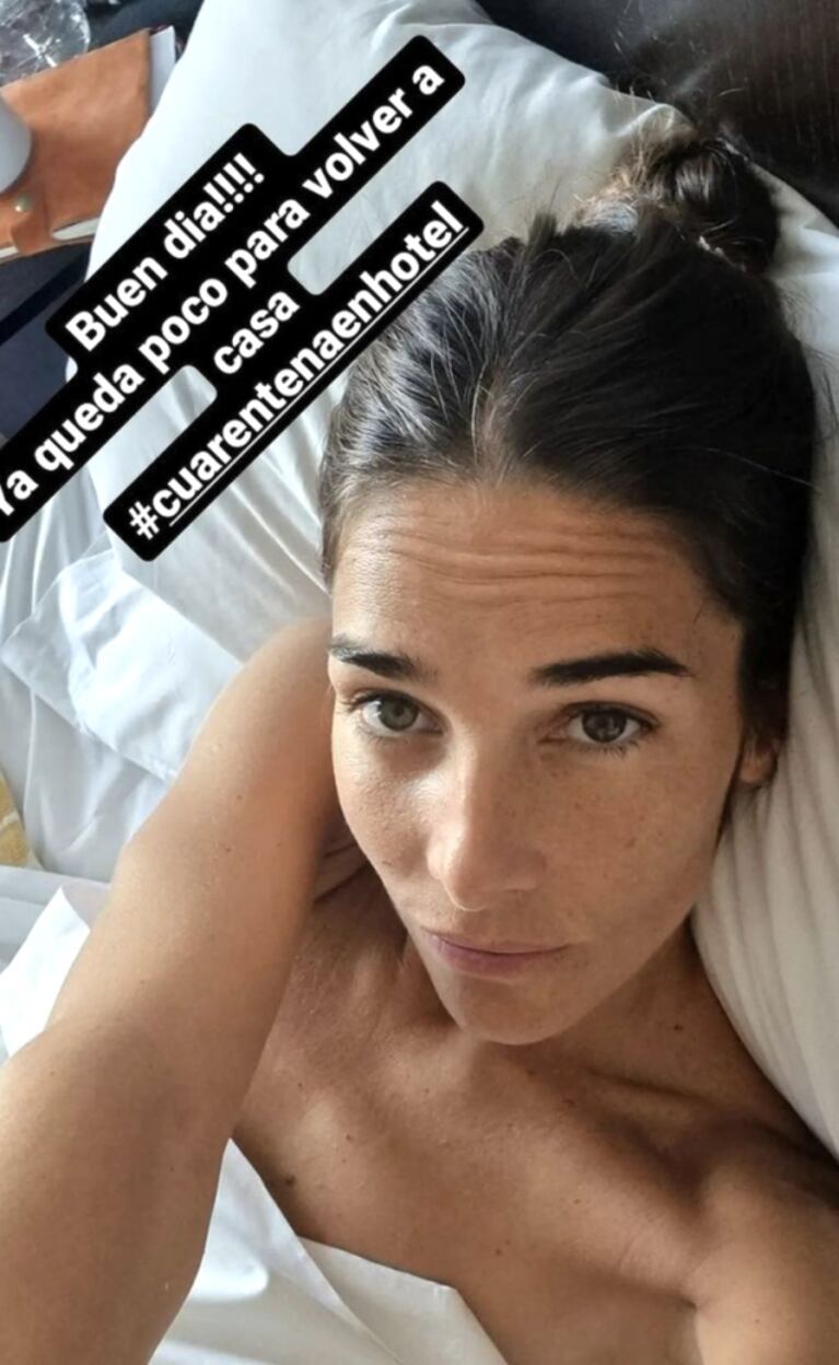 Juana Viale compartió una foto desde la cama del hotel donde pasa la cuarentena: "Falta poco para volver a casa"