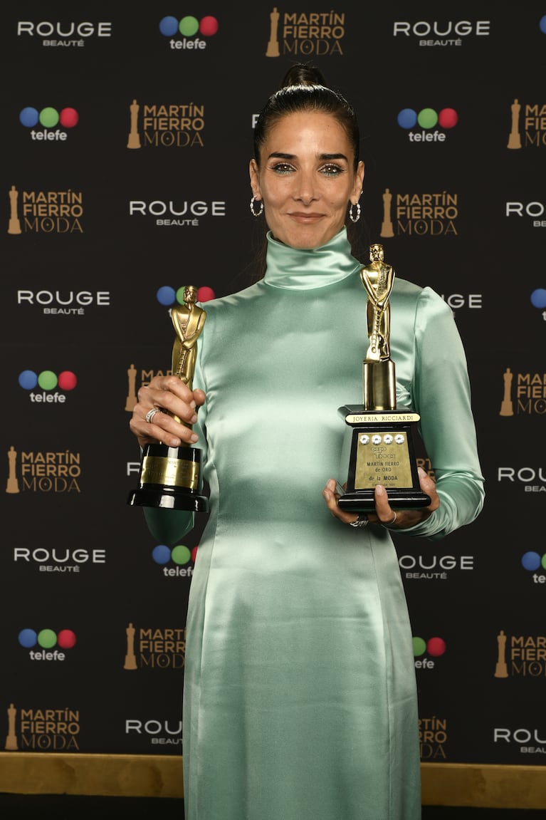 Juana Viale con sus dos premio Martín Fierro de la Moda 2026 (Foto: prensa Telefe)
