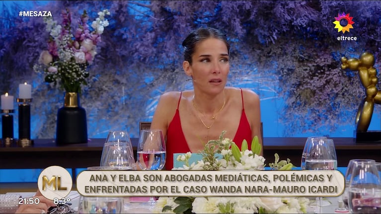 Juana Viale en medio del cruce entre Ana Rosenfeld y Elba Marcovecchio en La Noche de Mirtha (Foto: captura de eltrece).