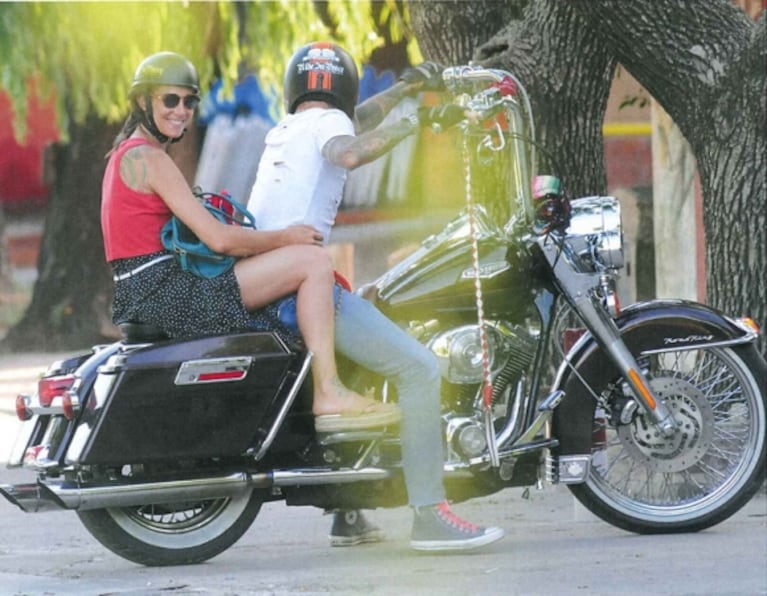 Juana Viale junto a un misterioso amigo: exdiplomático fashion y motoquero