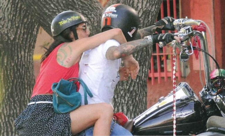 Juana Viale junto a un misterioso amigo: exdiplomático fashion y motoquero
