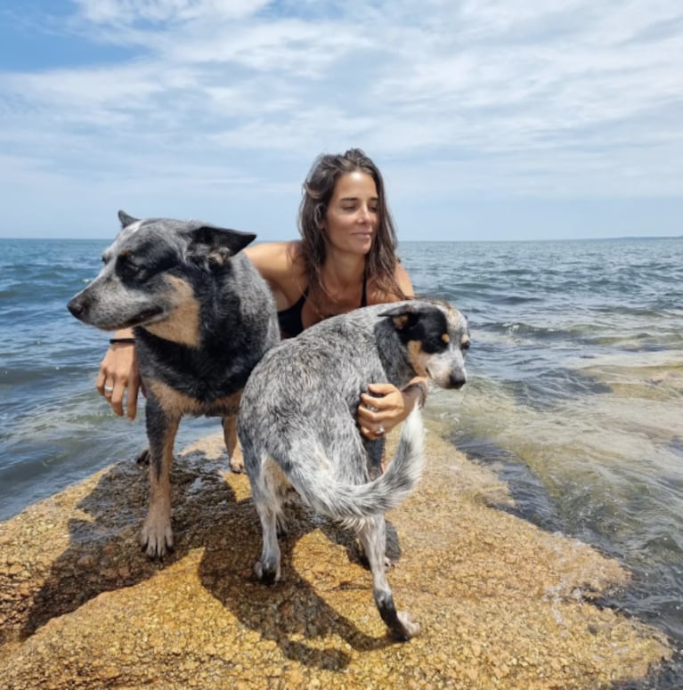 Juana Viale se mostró plena a orillas del mar junto a sus dos mascotas