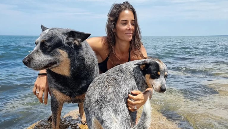 Juana Viale se mostró plena a orillas del mar junto a sus dos mascotas.