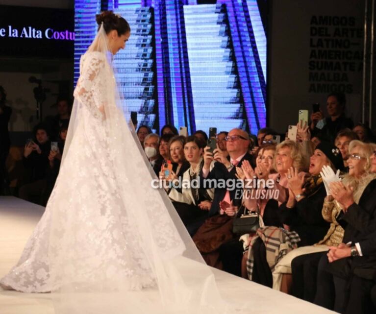 Juana Viale sorprendió a Mirtha Legrand desfilando vestida de novia: las fotos del momento y la emoción de la diva