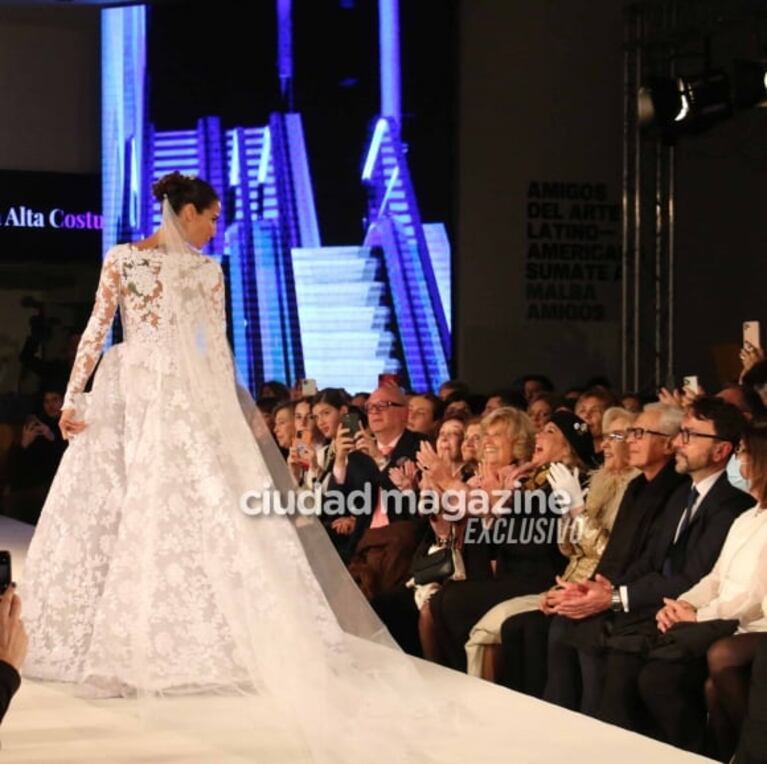 Juana Viale sorprendió a Mirtha Legrand desfilando vestida de novia: las fotos del momento y la emoción de la diva