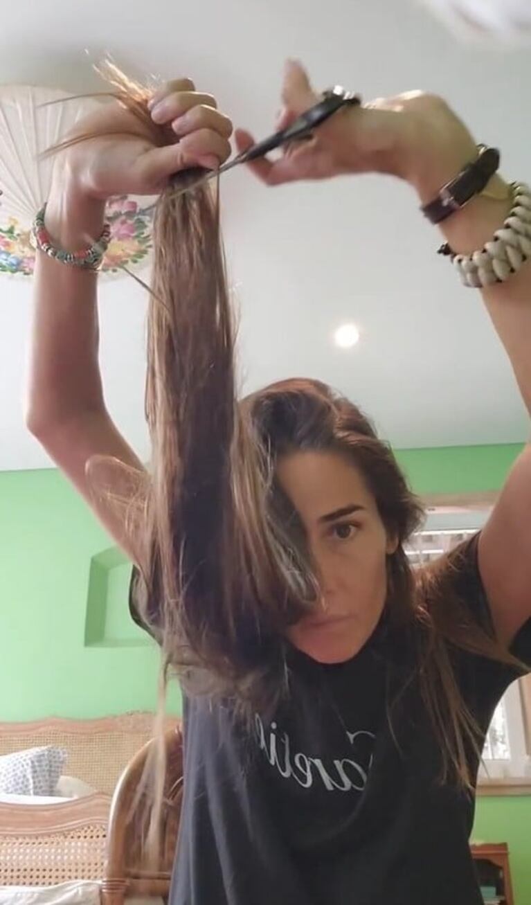 Juana Viale sorprendió con un video cortándose el pelo en apoyo a las mujeres de Irán: "Por la libertad"
