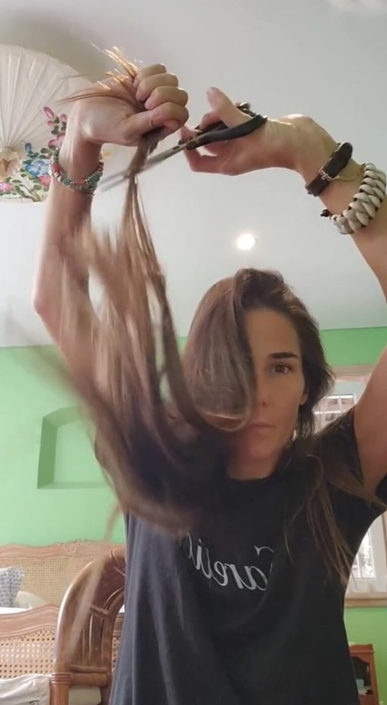 Juana Viale sorprendió con un video cortándose el pelo en apoyo a las mujeres de Irán: "Por la libertad"