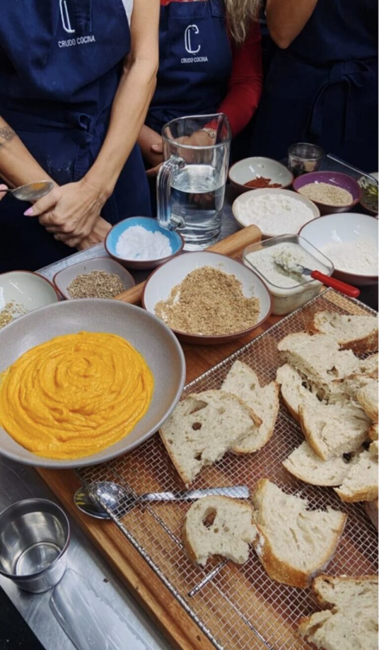 Juana Viale y Ámbar de Benedictis toman clases de cocina vegana: las dulces fotos