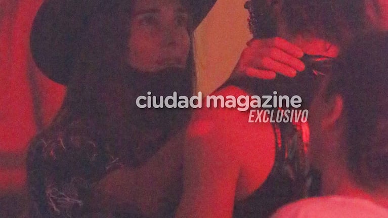 Juana Viale y su hermana, Manuela, como espectadoras de Sex (Fotos: Movilpress)