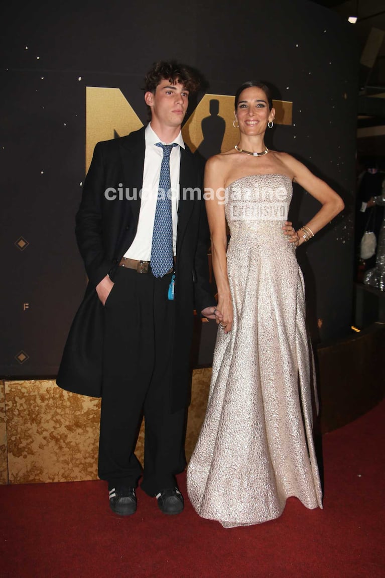 Juana Viale y su hijo Silvestre Valenzuela (Foto: Movilpress)