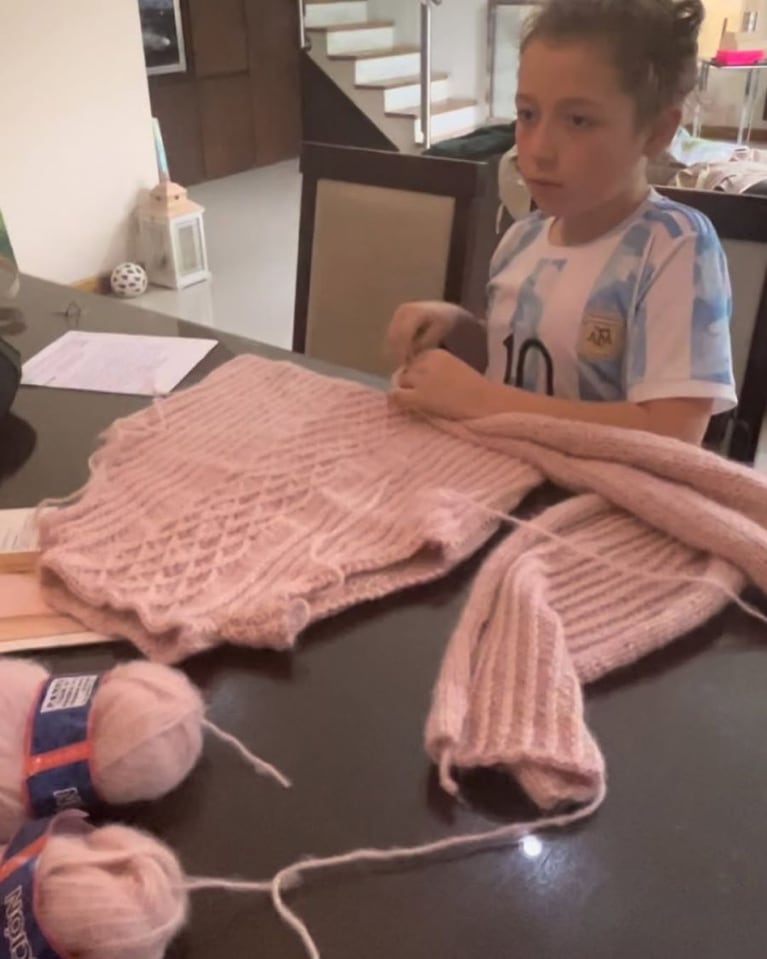 Juani, el niño tejedor que imitó a Moria Casán y emocionó a todos con su talento y carisma. Crédito: Instagram.