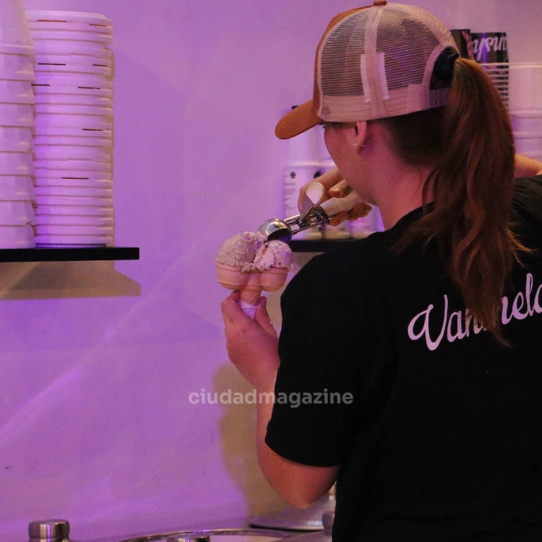 Juani Martínez inauguró su heladería y café en Palermo.