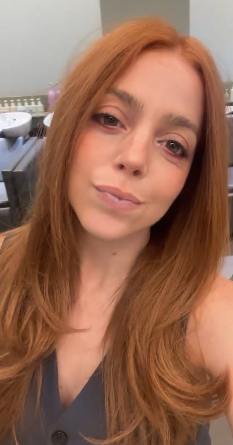 Juariu se hizo un radical cambio de look: se animó a teñirse de ¡colorada!