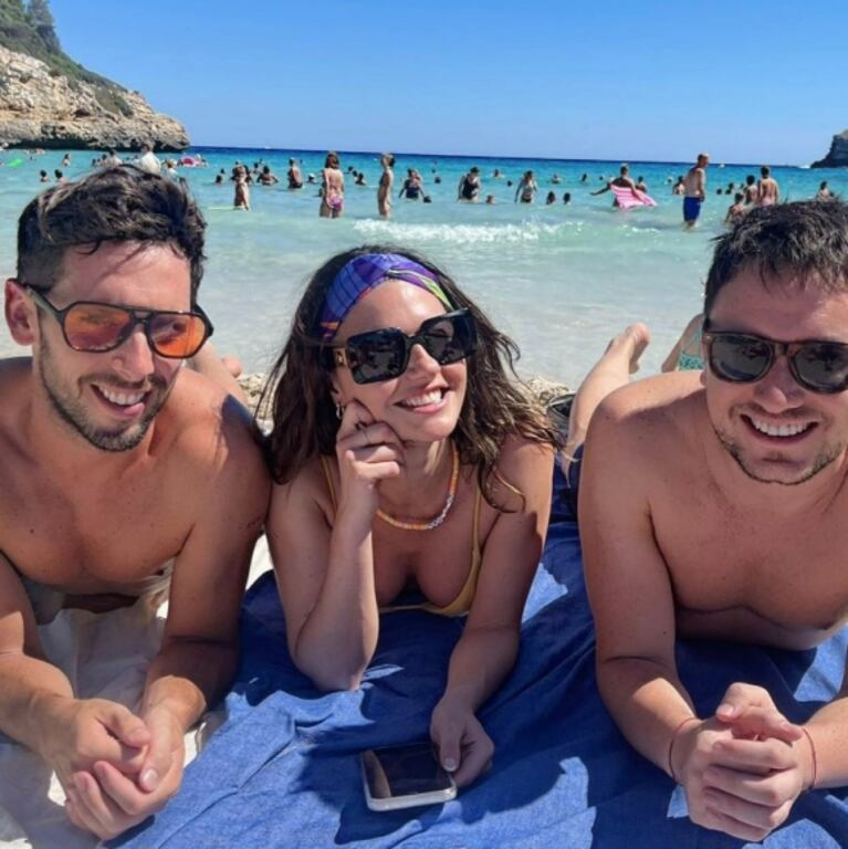 Jujuy Jiménez deslumbró con sus bikinis en distintos colores en las playas de Mallorca