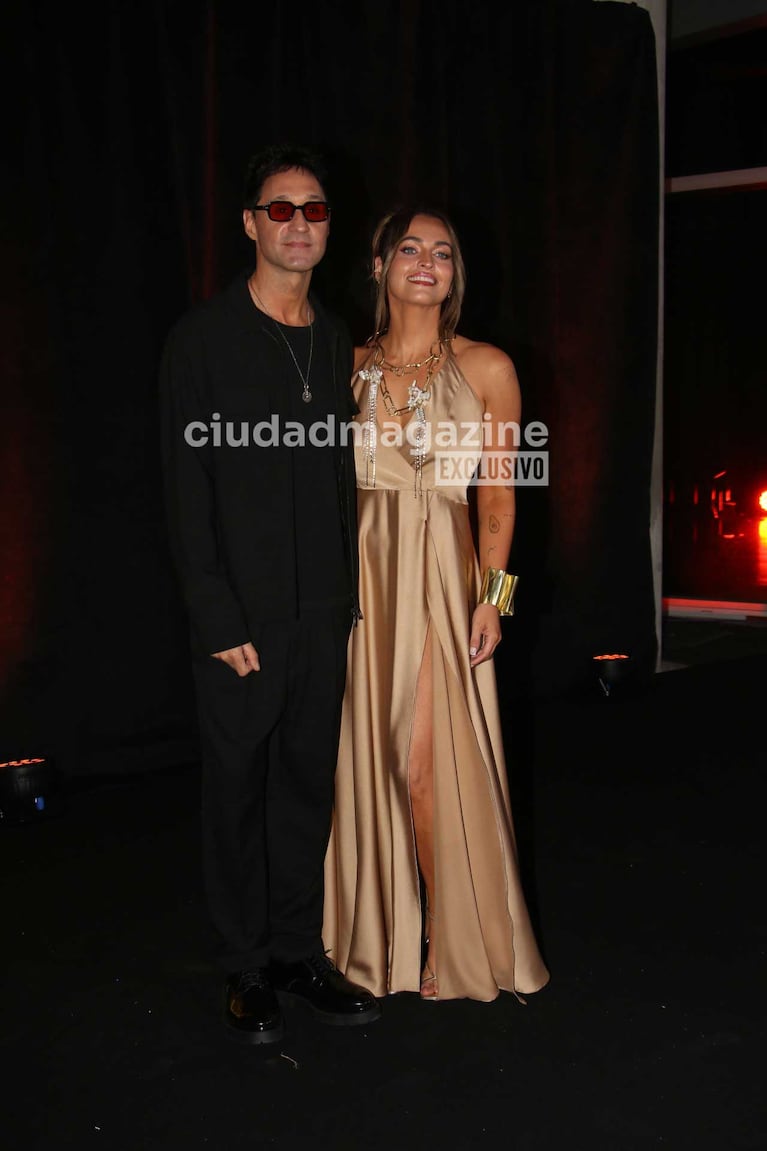 Juli Navarro y acompañante (Foto: Movilpress)