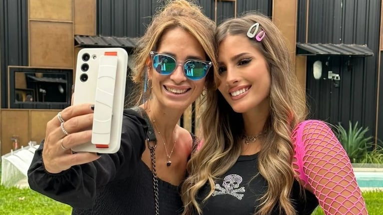 Juli Poggio con su mamá. Foto: Instagram @patodestefani.