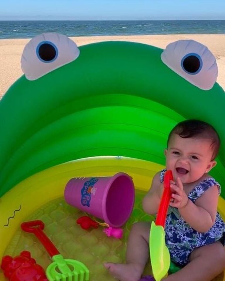 Julia, la beba de Isabel Macedo, heredó un traje de baño de su hermana Belita: "4 años después"