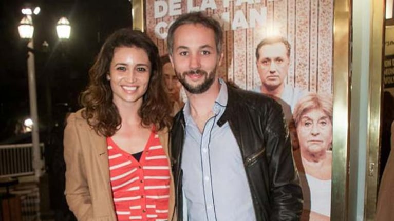 Julia Mengolini y Diego Iglesias, enamoradísimos en la presentación de "La omisión de la familia Coleman". (Foto: facebook.com/pages/La-omisi%C3%B3n-de-la-familia-Coleman-Oficial/626694857400108?fref=ts)