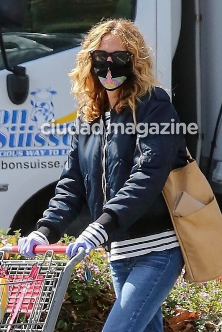 Julia Roberts fue a hacer las compras con guantes, anteojos y un barbijo muy fashion en plena pandemia