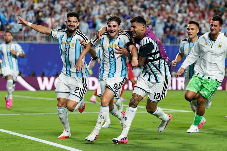 Julián Álvarez (9) celebra tras anotar el segundo gol de Argentina en el partido contra Suiza en los cuartos de final del Mundial, el sábado 11 de julio de 2026, en Kansas City, Missouri. (AP Foto/Charlie Riedel)