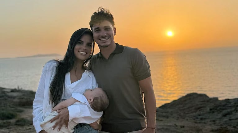 Julián Álvarez y Emilia Ferrero, junto a su hijo Amadeo, durante sus vacaciones en Ibiza
Crédito: Instagram