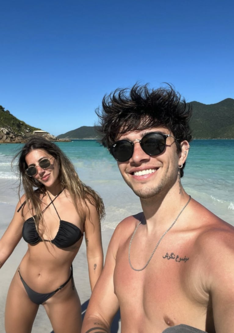 Julián Serrano compartió románticas fotos de sus vacaciones con su novia en Brasil: "La playita y vos"