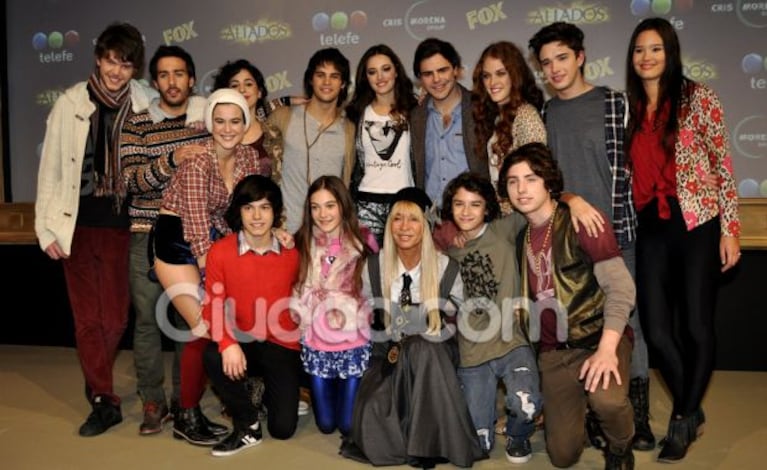 Julián Serrano con todo el elenco de Aliados. (Foto: Jennifer Rubio-Ciudad.com)