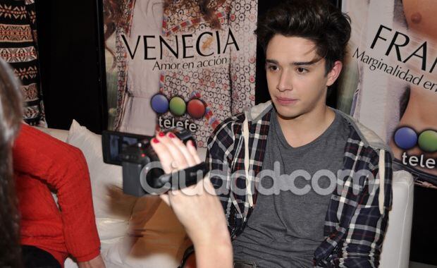 Julián Serrano en medio de la videonota con Ciudad.com. (Foto: Jennifer Rubio-Ciudad.com)