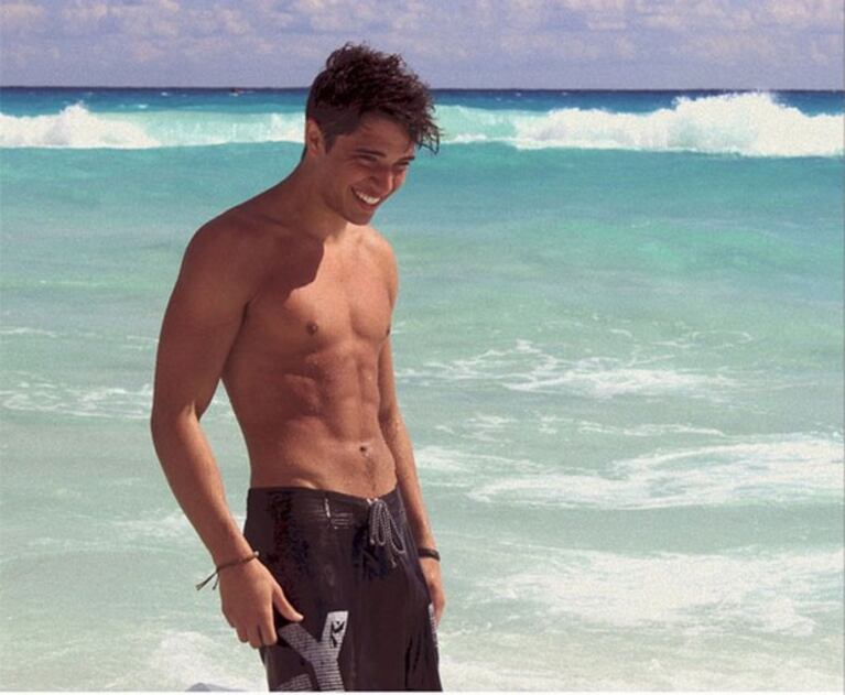 Julián Serrano "pelo" lomazo en la playa. (Fotos: Instagram)