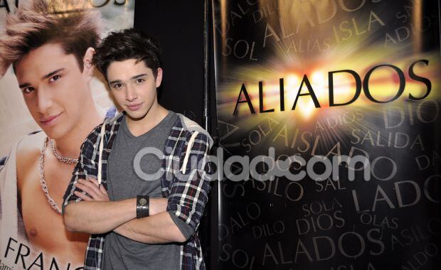 Julián Serrano posó para Ciudad.com. (Foto: Jennifer Rubio-Ciudad.com)