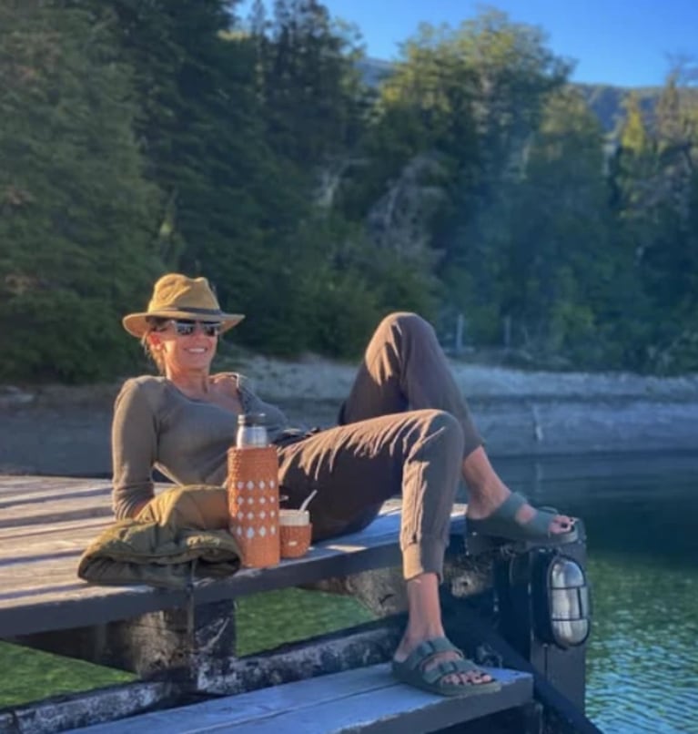 Juliana Awada y el mate frente al lago