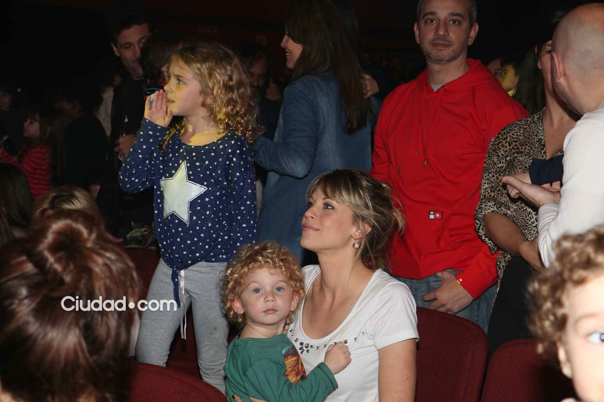 Juliana Giambroni con Milo y Olivia, en el teatro Ópera viendo a Topa (Foto: Movilpress)