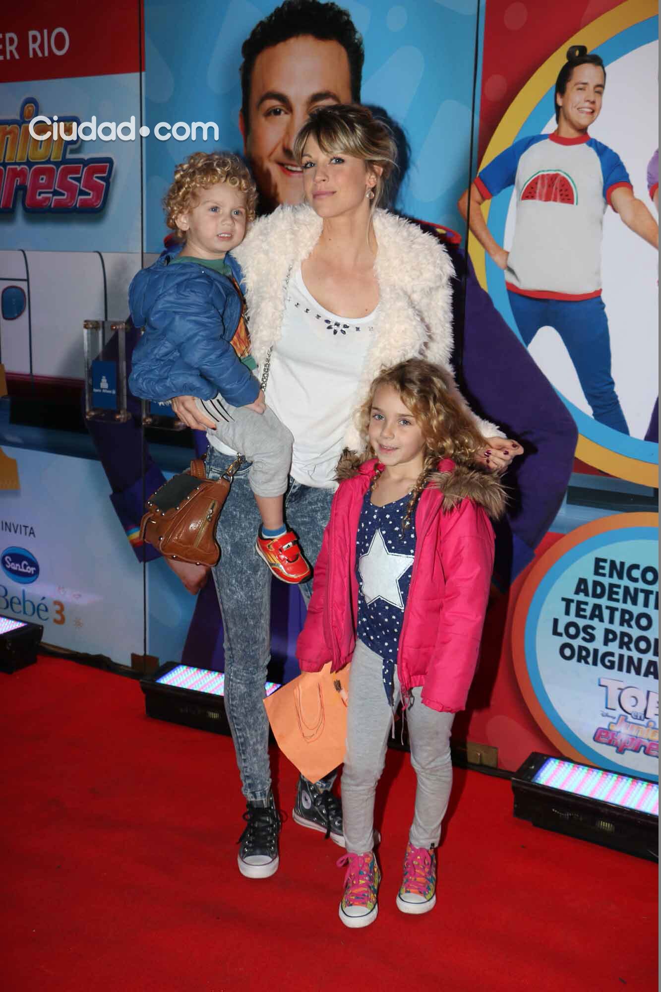 Juliana Giambroni con Milo y Olivia, en el teatro Ópera viendo a Topa (Foto: Movilpress)