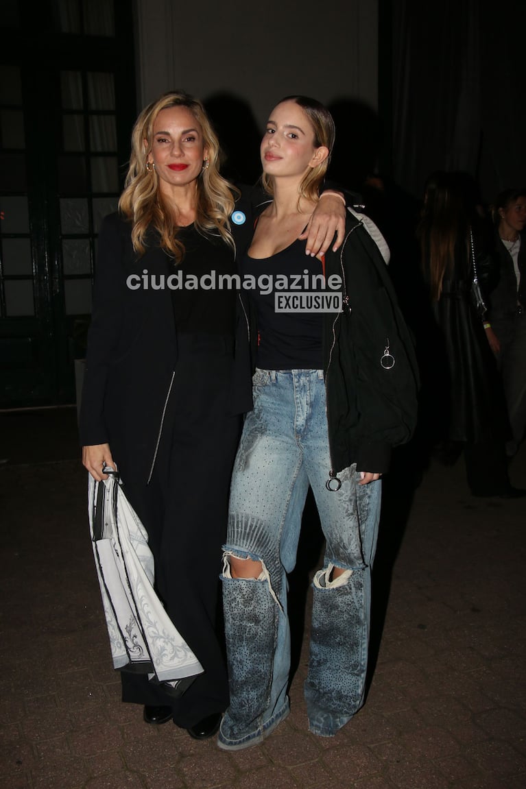 Julieta Cardinali y su hija Charo Calamaro en el BAFWEEK (Foto: Movilpress).
