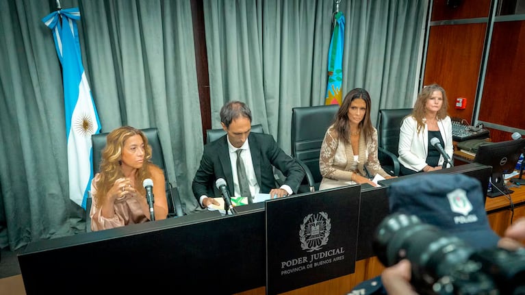 Julieta Makintach, tercera de izquierda a derecha, jueza de la causa Maradona. (Foto: TN)