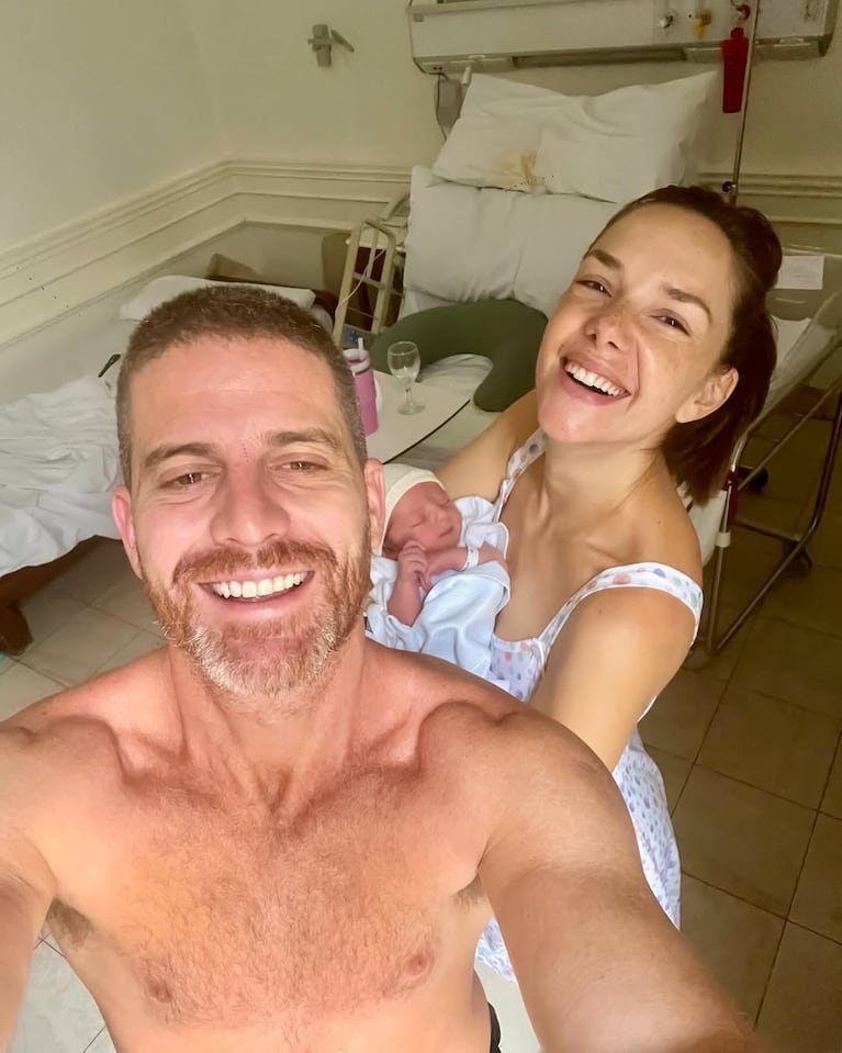 Julieta Nair Calvo, Andrés Rolando y su hija Isabella (Foto: Instagram).