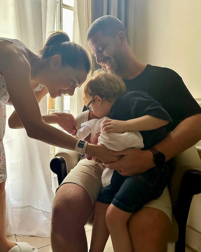 Julieta Nair Calvo, Andrés Rolando y sus hijos Valentino e Isabella (Foto: Instagram).