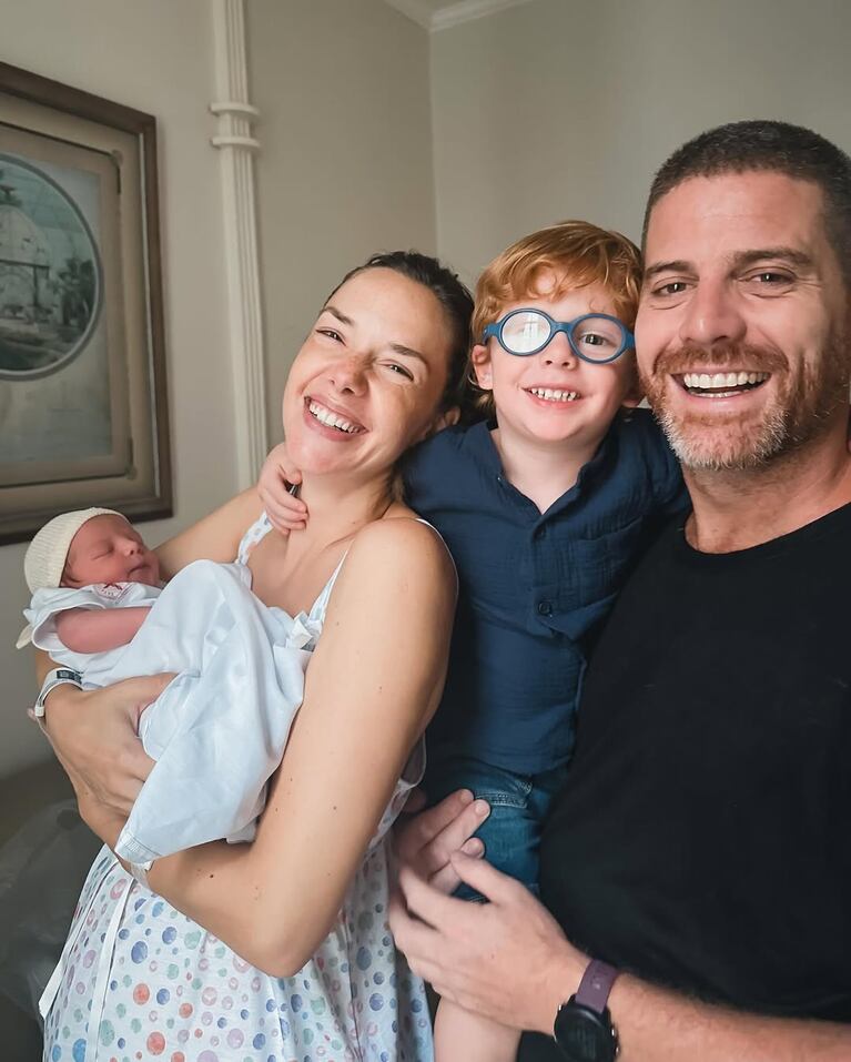 Julieta Nair Calvo, Andrés Rolando y sus hijos Valentino e Isabella (Foto: Instagram).