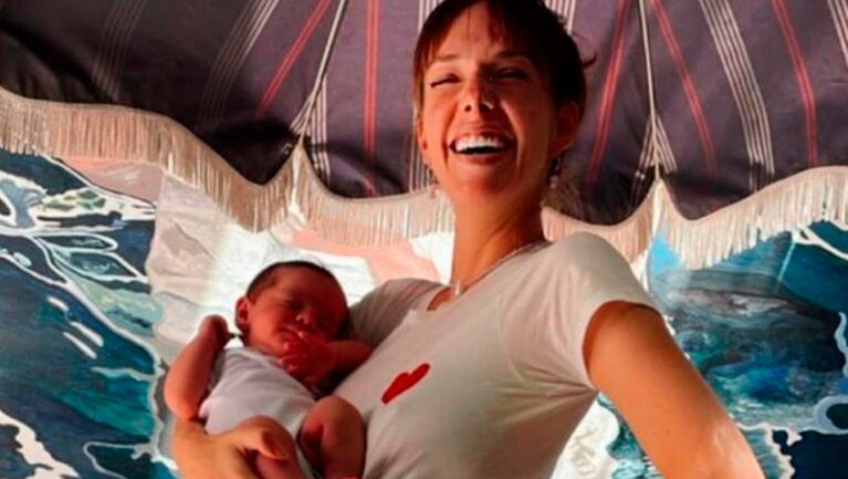 Julieta Nair Calvo compartió dulces fotos con su bebé en una producción de fotos.