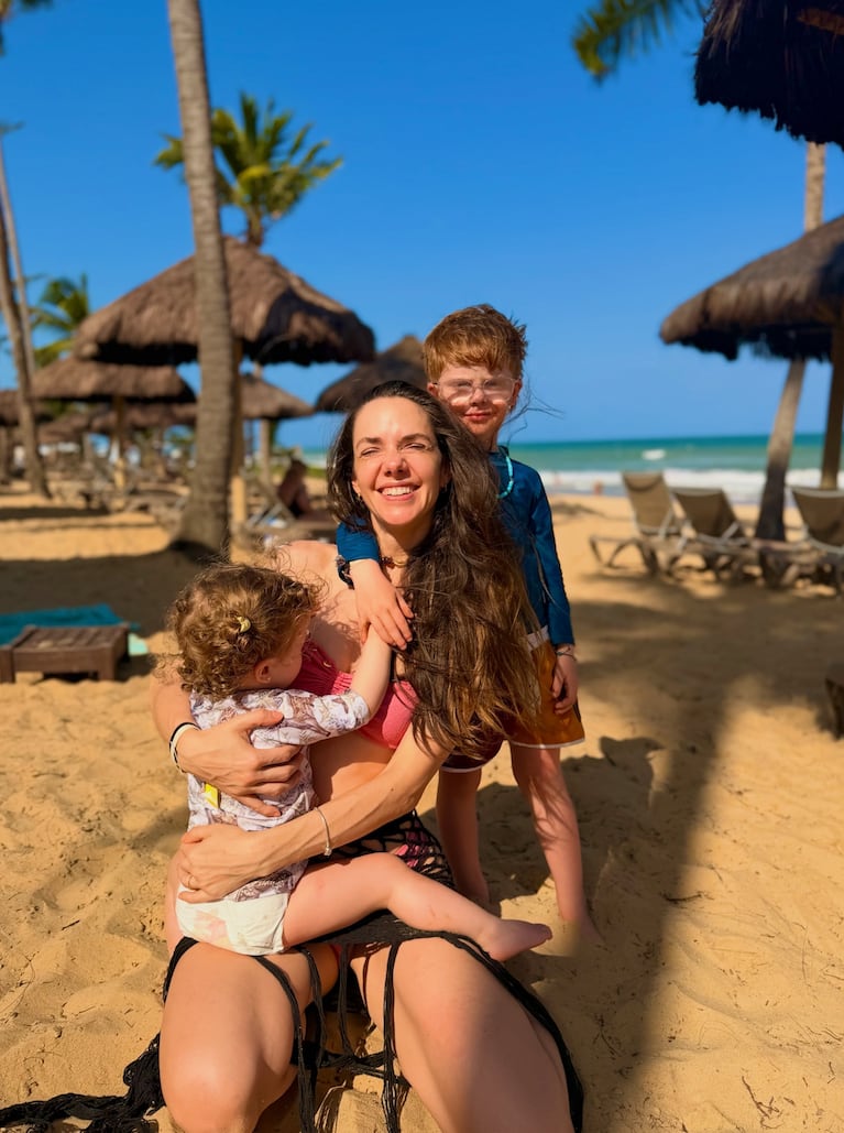 Julieta Nair Calvo con sus dos hijos, Valentino e Isabella