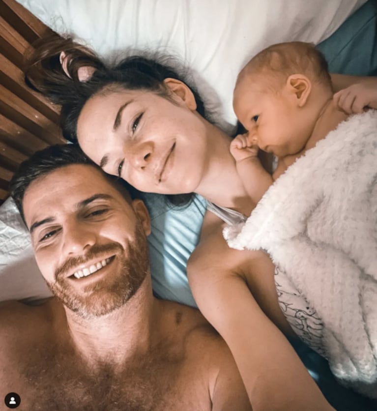Julieta Nair Calvo publicó una dulce foto con su bebé y su novio: "Las mejores mañanas"