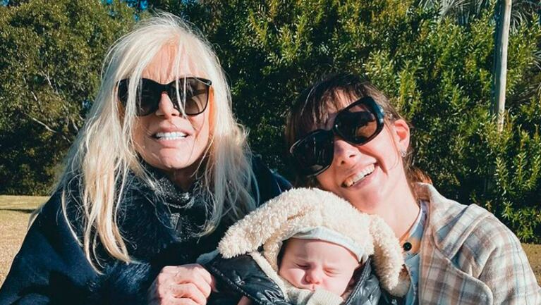 Julieta Nair Calvo y su bebé protagonizaron una divertida sesión de fotos con Su Giménez en Uruguay.