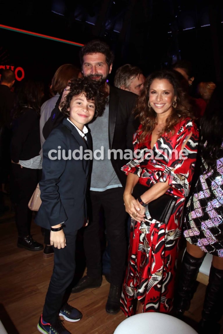 Julieta Ortega disfrutó del tributo a Palito junto a su hijo Benito, su novio empresario e Iván Noble