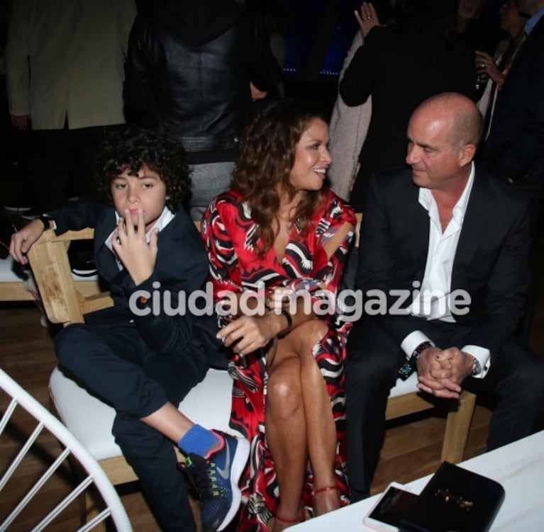 Julieta Ortega disfrutó del tributo a Palito junto a su hijo Benito, su novio empresario e Iván Noble