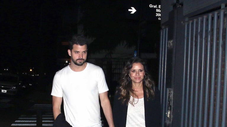 Julieta Ortega, enamorada junto a Camilo Vaca Narvaja en el cumpleaños de Nancy Dupláa. (Foto: Movilpress)